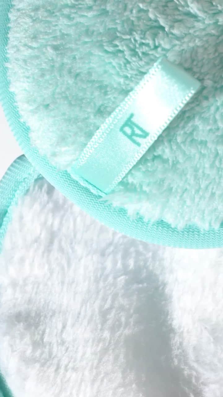 Real Techniquesのインスタグラム：「Add the Reusable Makeup Remover Pads to your routine for an even deeper cleanse! 🫧   ultra-low pile BLUE side gently removes eye makeup high pile WHITE side effectively removes face makeup + oils  Find yours at @walmart.」
