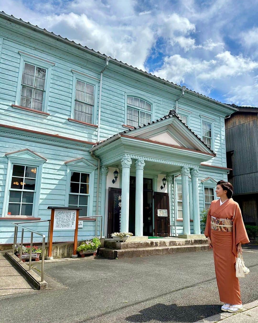 藤原紀香のインスタグラム：「皆さんは、〝現存する建物で近畿最古の芝居小屋〟である 永楽館（兵庫県豊岡市出石町柳）の歌舞伎衣裳 👘を見たことがありますでしょうか？👀   永楽館が所蔵する多数の衣裳1500点が、今年の春に‼️市文化財に指定されました。 これを記念し 「絢爛・永楽館歌舞伎衣裳展」が今、永楽館から徒歩10分の出石明治館(旧出石郡役所)で開催されています！ ☟ 11/5までとのこと  着物の布地が見えないほど‼️の金糸の立体的な刺繍ししゅう が施された「雲竜水虎文様四天」の細やかな技術や、  サンゴやガラスも使われている「宝船鶴亀文様打掛」の迫力あるデザインなどなどなど逸品がそろい、歌舞伎衣装として屈指のコレクションを間近で見ることができ👀  鳥肌ものの、大感動で❣️  　明治34年（1901）に開館した永楽館は、芝居を上演するだけでなく、貸衣装業も営み、但馬から丹後まで各地の興行に貸し出しをしていたそうです。 　今も各地に歌舞伎舞台が多く残り、農村歌舞伎や子ども歌舞伎が演じられたりしている但馬では、江戸、明治のころは芝居が最大の娯楽として楽しまれ、地元の人たちが演じる農村歌舞伎は、衣裳に凝り、本格的なものを用意して舞台を盛り上げていたとのこと、なので永楽館の貸し出しも大いに活躍したそうです❣️ なんと豪勢で、贅沢な素晴らしい時代でしょうか✨  この衣装たちを見ているだけで、 当時の人びとが芝居を楽しみにしていた様子や、芝居を愛する役者たちがこの豪華絢爛なお衣装に身を包み、芝居をする様子などが頭に浮かんできました❣️  なかなか見られない特別シロモノ、あぁ、本物を見たー❣️という醍醐味があるので 永楽館歌舞伎にいらしてくださいました方や、 豊岡、出石に旅にいらした方は、 ぜひ❣️見られてくださいね🖐️   写真や、絵では、この素晴らしさは表せません！とにかく、見てみてほしい‼️ 11/5まで。  #永楽館歌舞伎 #近畿最古  #重要文化財 #昔ながらの #歌舞伎 #芝居小屋 @ainosuke_kataoka  #藤原紀香 #着物 #単衣 #秋草  #豊岡市 #歌舞伎衣装展  #出石明治館  #絢爛 #豪華 #本物 #鳥肌 #刺繍  #出石明治館」