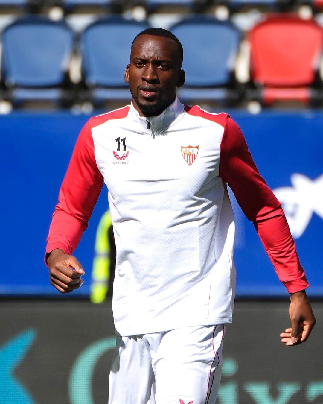 セビージャFCのインスタグラム：「¡A por la primera victoria fuera de casa, equipo! 🔥  Let’s get that first away win, lads! 🔥  #OsasunaSevillaFC #WeareSevilla #NuncaTeRindas #Sevilla」