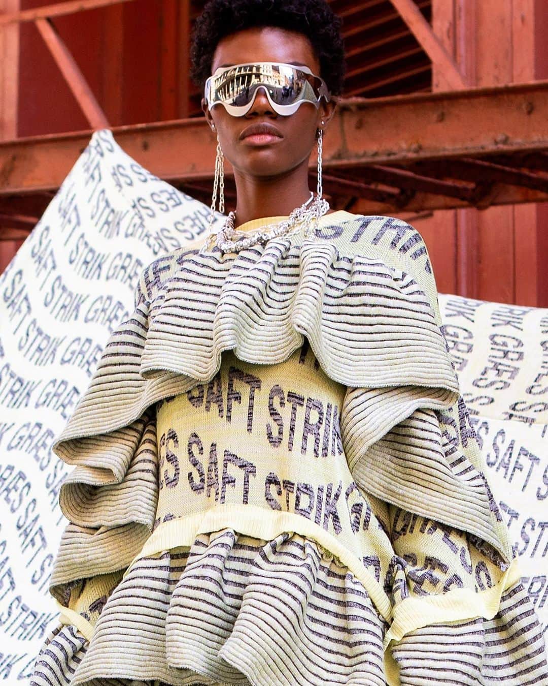 のインスタグラム：「Did you spot us in NYC this week? We teamed up with Danish designer @henrikvibskov and bioscience company @pond.global for a thought-provoking panel discussion at the United Nations General Assembly Week in New York City on how innovations like grass juice fabric and lab-grown diamonds can reduce the fashion industry’s footprint. Afterwards, we took the conversation to the busy streets of New York with a surprise event featuring models wearing @henrikvibskov haute-couture garments made entirely from Pond’s grass juice knit, accessorised with Pandora pieces made with recycled silver. #VibskovxPondxPandora  Photo: @victorjeffreysii Model: @londonknight_」