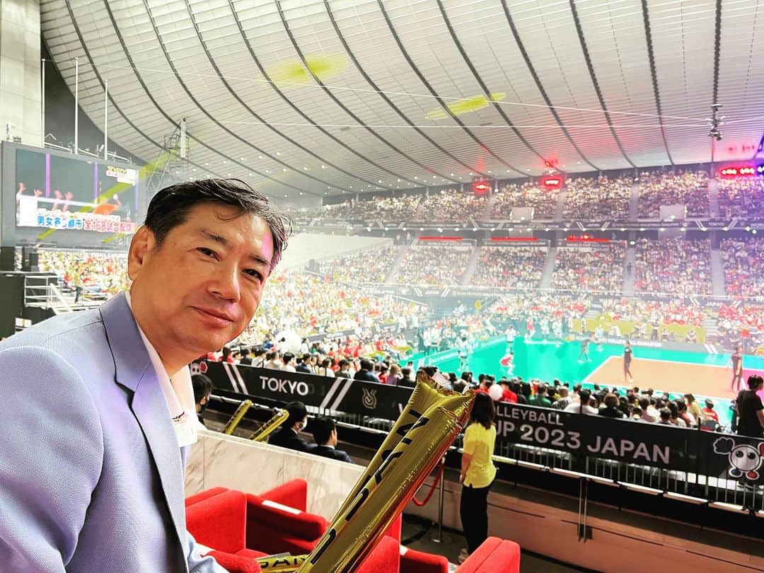 吉田正樹のインスタグラム：「本日は代々木体育館でW杯バレー日本vs.トルコ戦を応援に伺った。手に汗握る展開に力が入った。明日のブラジル戦、頑張ってほしいところ。眞鍋監督は本当に素晴らしいと思う。」