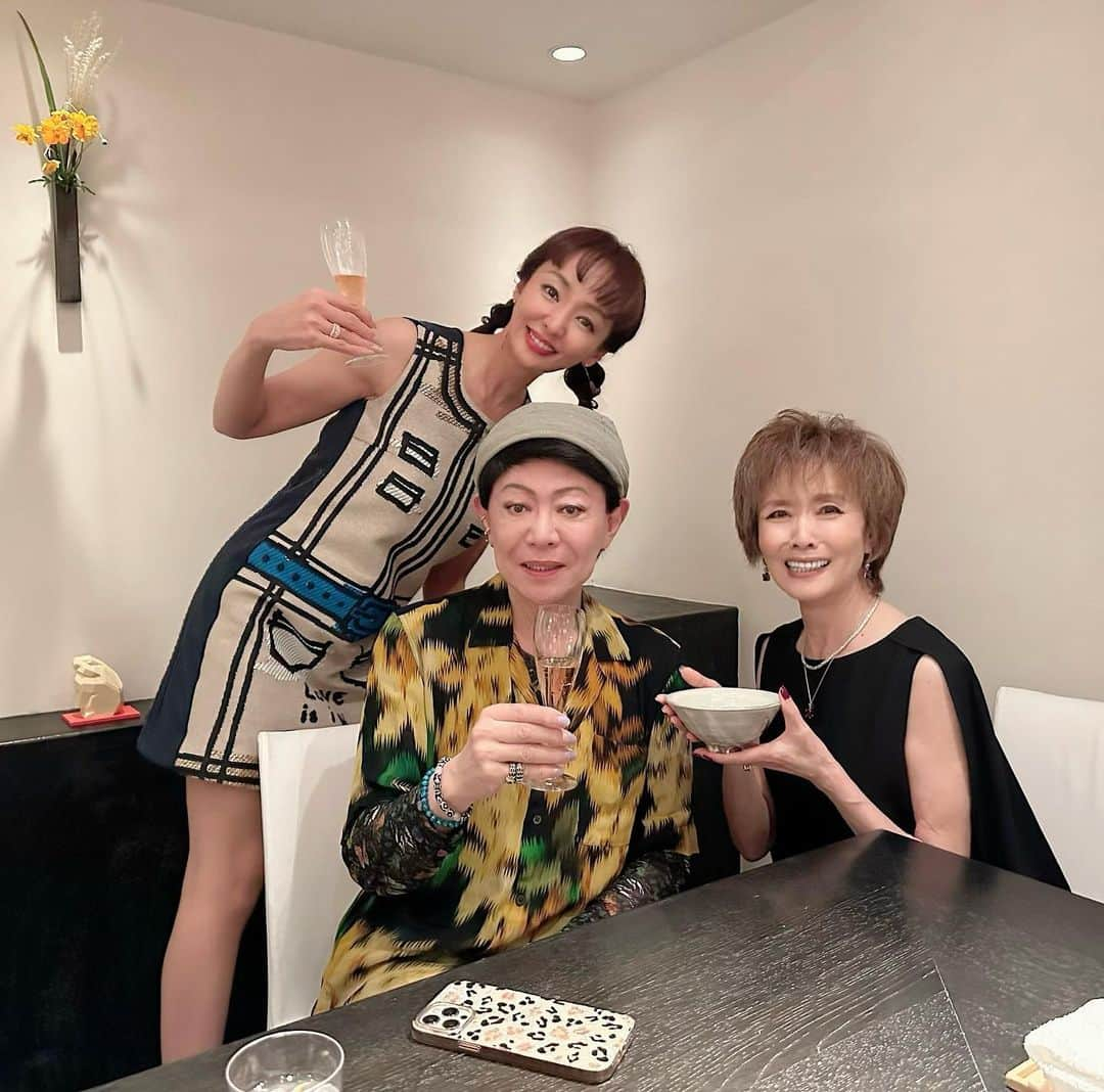 神田うのさんのインスタグラム写真 - (神田うのInstagram)「大切な憲ちゃん💕と大好きなルミ子さん💕とようやく3人でのお食事会☺️  お酒を召し上がらないルミ子さん💕はお茶で乾杯🥂🍵🥰  お2人は芸能界の素敵な先輩❤️という事だけでなく人生の素晴らしい大先輩❤️として色々と学ばせて頂けている事に感謝しています🥰  この日もまた色々とお勉強になりましたし楽しいお時間でした☺️✨ ありがとうございました🥰 憲ちゃん💕ご馳走様でございました😋🍾🥢💕 @kenichimikawa_official  @rumiko_koyanagi   #芸能界の#素敵な先輩#素敵な先輩方#歌手#美川憲一 さん#小柳ルミ子 さん#人生の#素晴らしい#大先輩#楽しかった#またもや酔っ払い#失礼致しました#ありがとうございました#神田うの#unokanda」9月23日 23時09分 - unokandaofficial