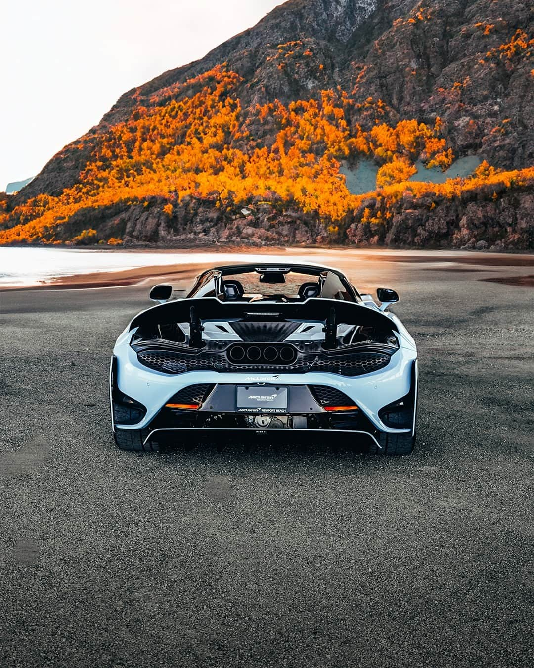 McLaren Automotiveさんのインスタグラム写真 - (McLaren AutomotiveInstagram)「Looks good on the beach, but at home on the road. 765LT Spider #McLarenSpotted by @dallasinblack   #McLaren #McLarenAuto #McLaren756LTSpider #CarsOfInstagram」9月23日 23時15分 - mclarenauto