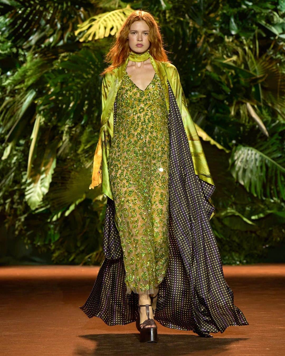 ロベルトカバリさんのインスタグラム写真 - (ロベルトカバリInstagram)「Magnificent chiffon maxi gowns, silk slip dresses and caftans seem to take flight, with feather-inspired designs adorning asymmetrical hems, and new feather prints crafted by #RobertoCavalli for the Spring Summer 2024.  Flashes of acid green to brighten your style.   #RobertoCavalliParadise by @faustopuglisi」9月23日 23時10分 - roberto_cavalli