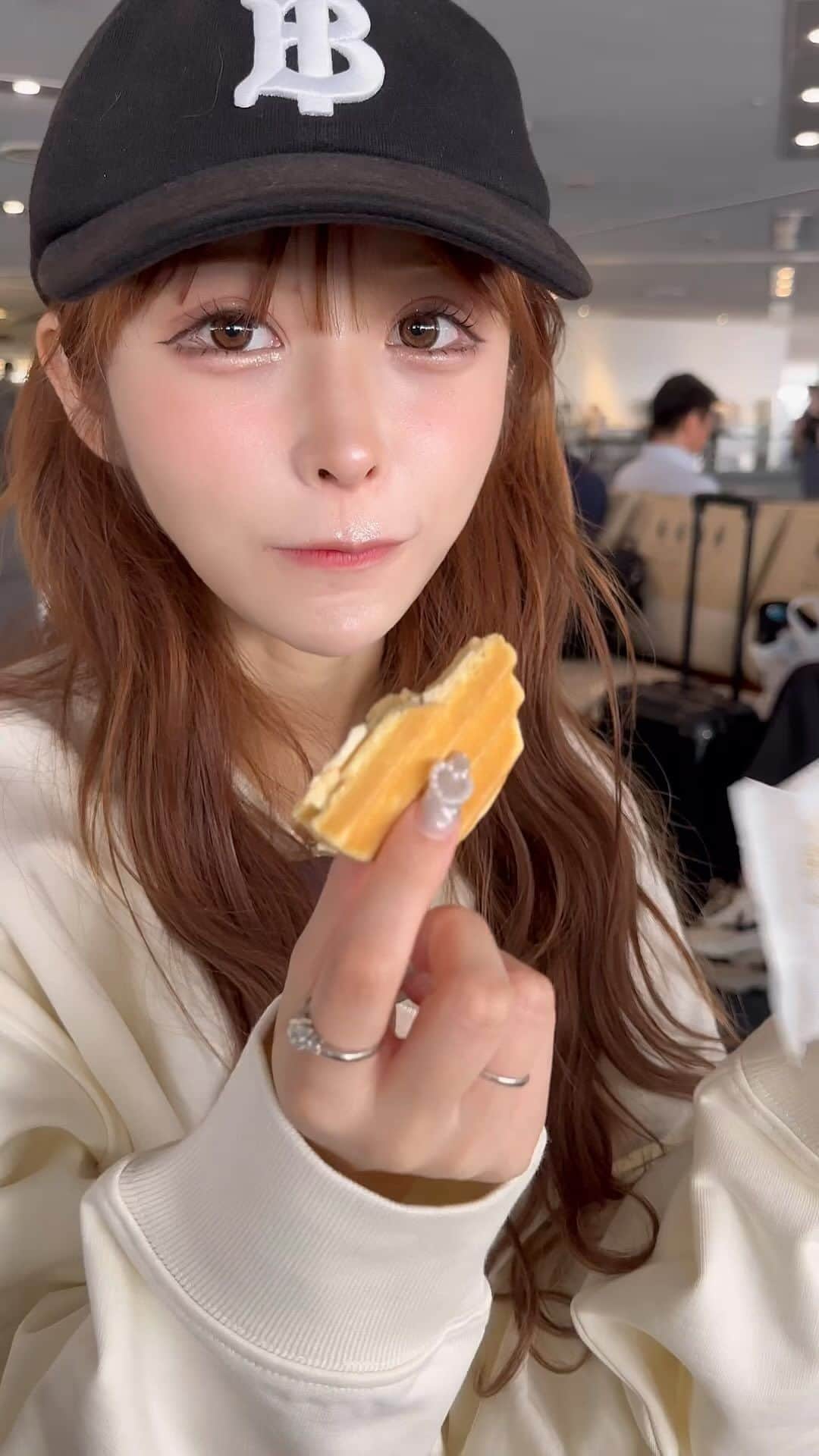 のインスタグラム：「ひかるの好きなおかし。（笑） ブリュッセル？みたいな名前だった気がする😆  空港でボリボリずっとお菓子食べてた🐖🐖」