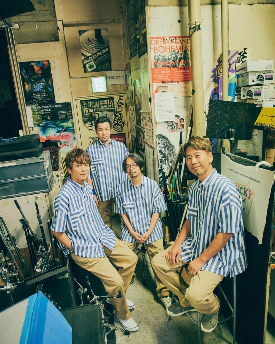 後藤正文のインスタグラム：「ツアーが始まりました。初日は新代田FEVER。The Beach Boys を意識したストライプのシャツで周ります。ポケットのデザインがむちゃくちゃ可愛い。sneeuw の雪浦さんに作ってもらいました。  Photographer @tetsuyayamakawa   #asiankungfugeneration #tour2023 #surfbungakukamakura #新代田fever #sneeuw」