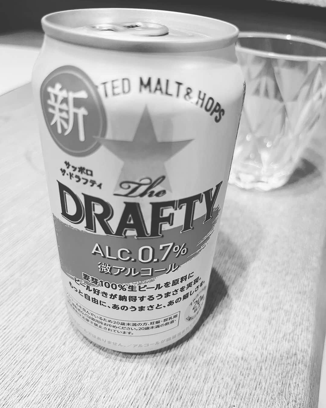 魚住咲恵のインスタグラム：「パパに一本分けてもらった❗️ （基本、微アルコールビール🍺買わないから🤣）  明日、子供たちの初めてのピアノの発表会🎹 めちゃくちゃ楽しみにしていたはずなのに、木曜日に最後の練習に行って、2人がふざけまくり…まともな練習にならず😳 その姿を見た後から、私…なんだかめちゃくちゃ緊張しています🤣 と、いうわけでワイン一杯🍷飲む気になれない、肝っ玉ミニマムな私…🫣  別に上手くなくても良い、ただ音楽が側にある人生が選べるって私は幸せだったから、同じようにしてあげたい、…で、門を叩いたレベル。だから家ではほぼ練習しないのだけど、先生が本当に優しくて、のせ上手。だから長男は、先生のところで弾けるのが楽しいと言う。  そもそもはそれが目的だったし、それで良いじゃん！って思ってたはずだし、初めから期待もしていないのに、ここにきて緊張している不思議。 ちなみに、長男は全く緊張しておらず、明日がとっても楽しみ♡っていいながら、眠りにつきました。  それでええがな！それでええねん！ 誰か、この緊張止めてーーーーー🤪  #魚住咲恵 #アナウンサー #緊張 #発表会前日」