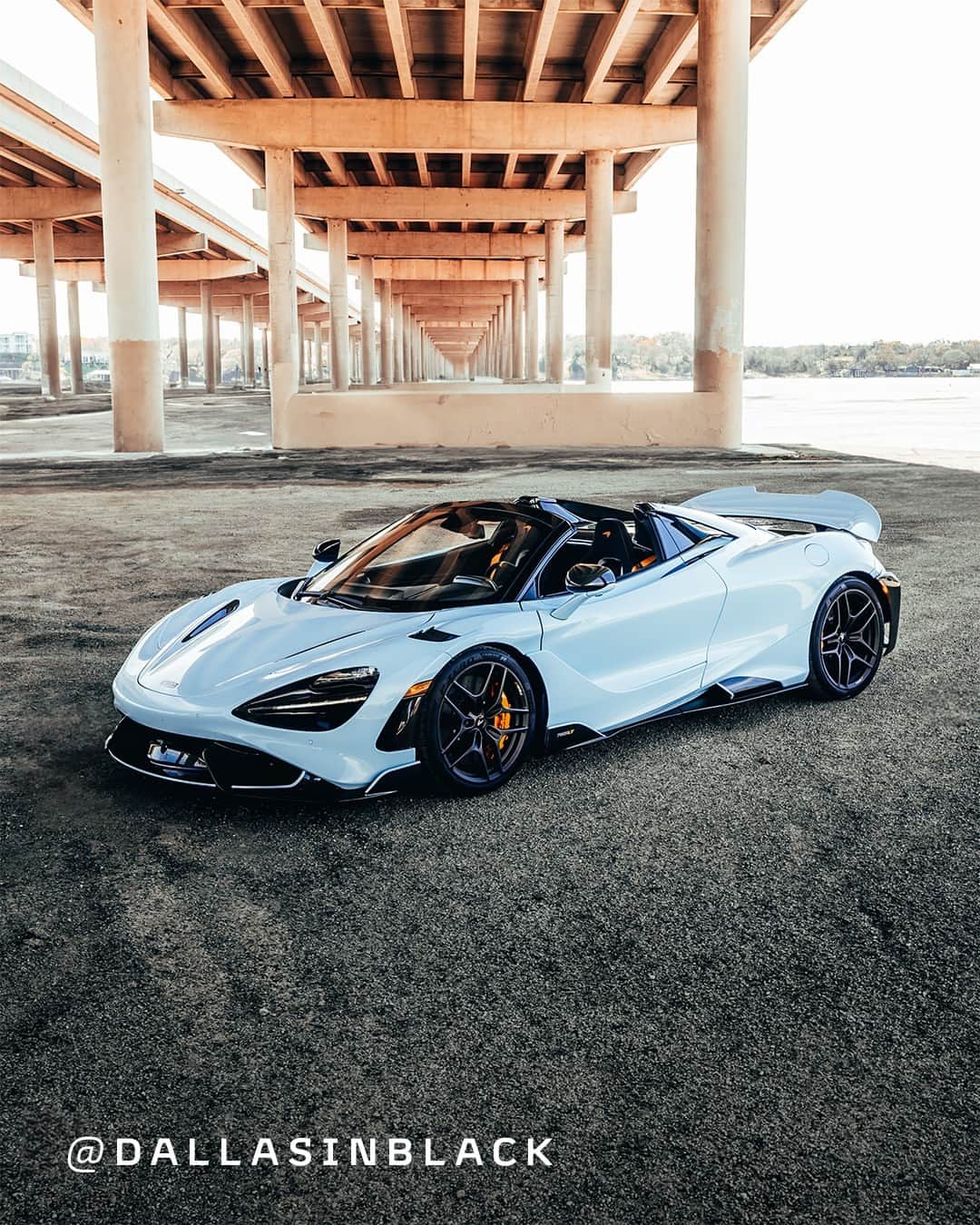 McLaren Automotiveのインスタグラム：「Looks good on the beach, but at home on the road. 765LT Spider #McLarenSpotted by @dallasinblack   #McLaren #McLarenAuto #McLaren756LTSpider #CarsOfInstagram」