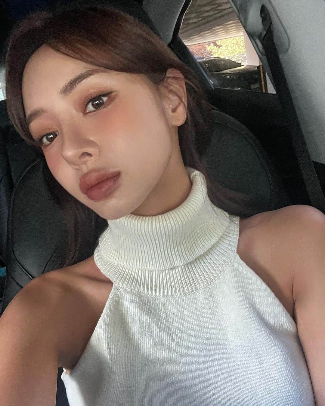 キム・ボラムのインスタグラム：「오랜만에 샵에 다녀왔오요🤍 저 진짜 웜톤일까요 쿨톤일까요 ?」