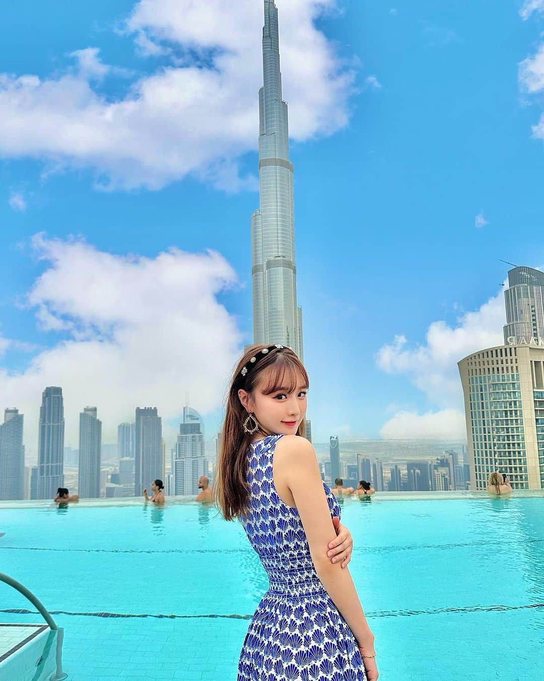 Sarraのインスタグラム：「Dubai🇦🇪Infinity pool😘🌊💙🩵 . . . . #インフィニティプール#インフィニティープール#ドバイ#アラブ首長国連邦#ケイトスペード#ケイトスペードニューヨーク#ドバイ旅行#ドバイ生活#ドバイ観光#ドバイ在住#ブルジュハリファ#海外#海外旅行#海外ファッション#海外生活#海外旅行好きな人と繋がりたい#杜拜#burjkhalifa#burjkhalifadubai#dubailifestyle#addressskyview#dubai#dubaï#katespade#dubailife#dubai❤️」