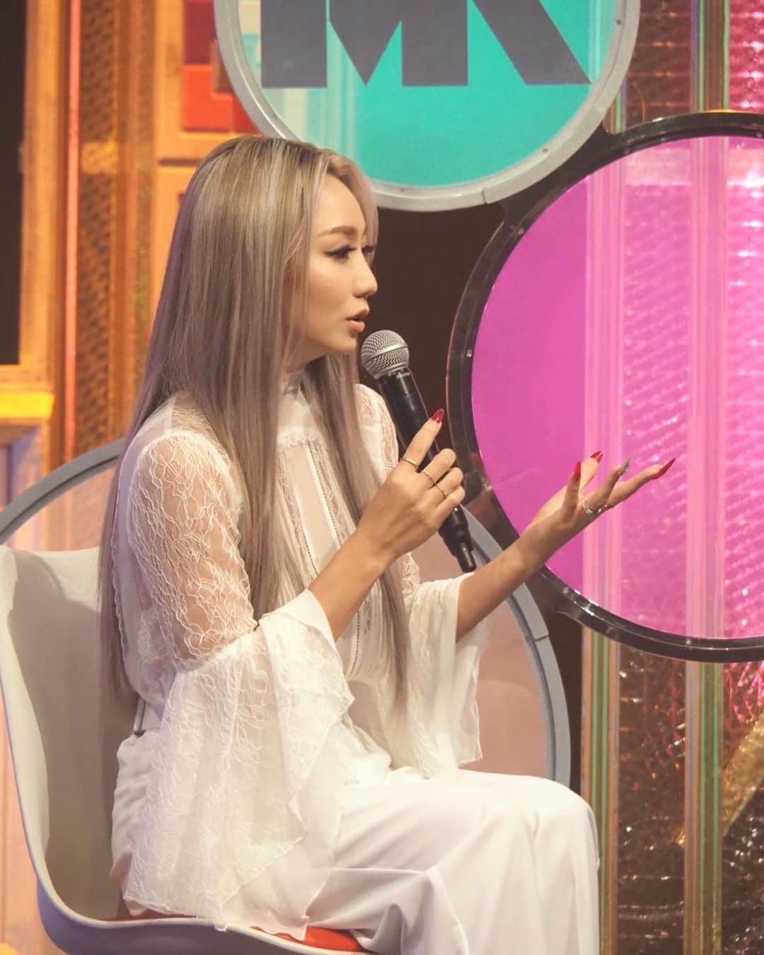 倖田來未のインスタグラム：「. 本日、「ミュージック・カマー」に生出演させてもらいました！！！ ⁡ 生配信 & Butterflyを歌うということで、大緊張だったのですが、私的には、HEY!HEY!HEY!のスタッフのみなさんとご一緒できて、あの頃のスタジオでの生配信ということもあり、テンション上がってしまいました！！笑笑 ⁡ うれしかったなぁ。、、 ほんでもって、音楽の方のスタッフさんも間違いない皆さんでして、生配信を楽しく過ごせたのは、スタッフさんもスペシャリストメンバーで、尚且つ、かまいたちのお二人の温かい雰囲気づくりのお陰でした！！ ⁡ 生配信のButterflyがうまく行ったのはみなさんのお陰です🙏 またぜひ、呼んでください！！ ⁡ かまいたちのお二人への気持ちはまた明日😉てへぺろ ⁡ #kodakumi #倖田來未」
