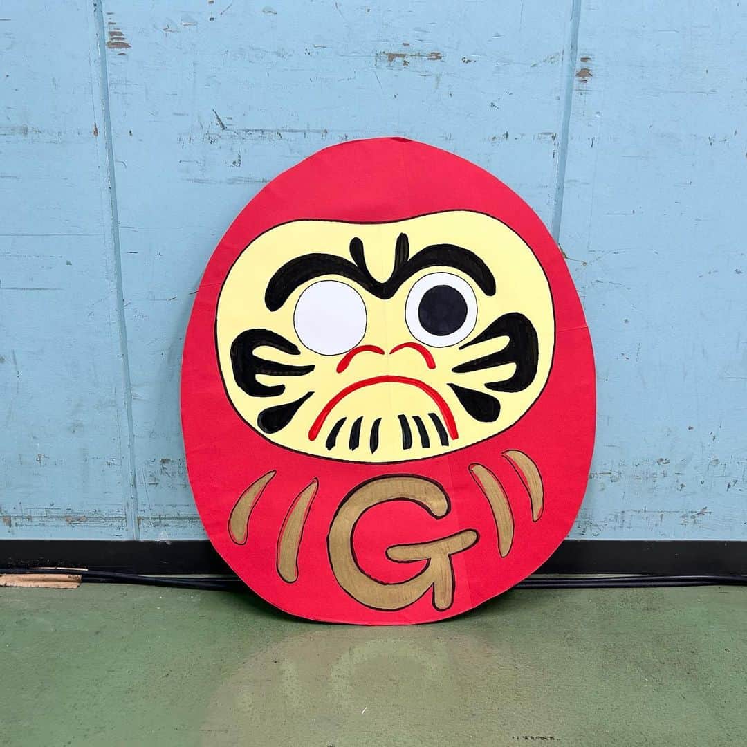 のインスタグラム：「2023.9.23 日本トーターグリーンドーム前橋 「山人音楽祭 2023」 #だるま #胸にgrfeakfactoryのG #四星球小道具図鑑  #山人音楽祭」