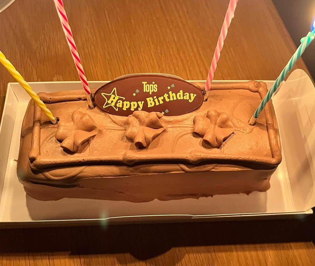 山口森広さんのインスタグラム写真 - (山口森広Instagram)「本日、わたす誕生日🎂 42🦏になりました！ みんな、ありがとう😊 「あの夜であえたら」 の稽古場で祝って頂きました。 プレゼントも嬉しい！ 誕生日に芝居ができる幸せ♡ この作品にかかわれてることが、最高のプレゼントです🎁 良い歳にします！ んまだんまだ、頑張ります✨  前日は #高橋ひかる さんの誕生日でした。 同じ構図で写真とりました🤣  本番、たくさんの人に観に来てほしいです！ 待ってるよ！ https://event.1242.com/events/anoyoru2/  #あの夜」9月23日 23時18分 - shigehiroyamaguchi