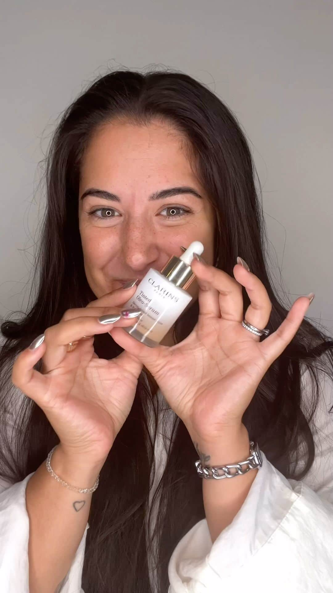 Clarins Franceのインスタグラム：「Qui dit oui à une couvrance sur-mesure ? 🙌  Comme @meganvlt, appliquez, 2, 3 ou 4 gouttes de notre sérum teinté Tinted Oleo-Serum selon la couvrance que vous souhaitez. Sa texture fusionne avec la peau et l’illumine immédiatement tout en la nourrissant !  Dites-nous en commentaires si vous aussi vous êtes tenté par cette nouveauté make-up 💬   #clarins #clarinsmakeup #tintedoleoserum」