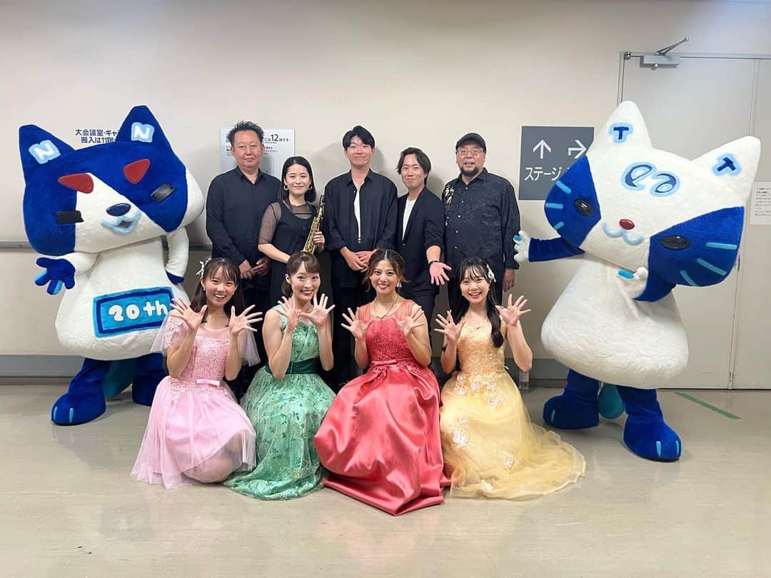 miyuのインスタグラム：「今日はノクティホールにてファミリーコンサートがありました！ ノックとティーもきたよ〜(=^ェ^=)  素敵な楽団の皆さまとうたのおねえさん方とご一緒できてしあわせな時間でした🤗  たくさんの曲の中でも みんな大好きな「ぼよよん行進曲」では一緒に踊ってくれたり、お父さんお母さんがたかいたかいしているのを見れてとっても嬉しかったな🎵🩷」