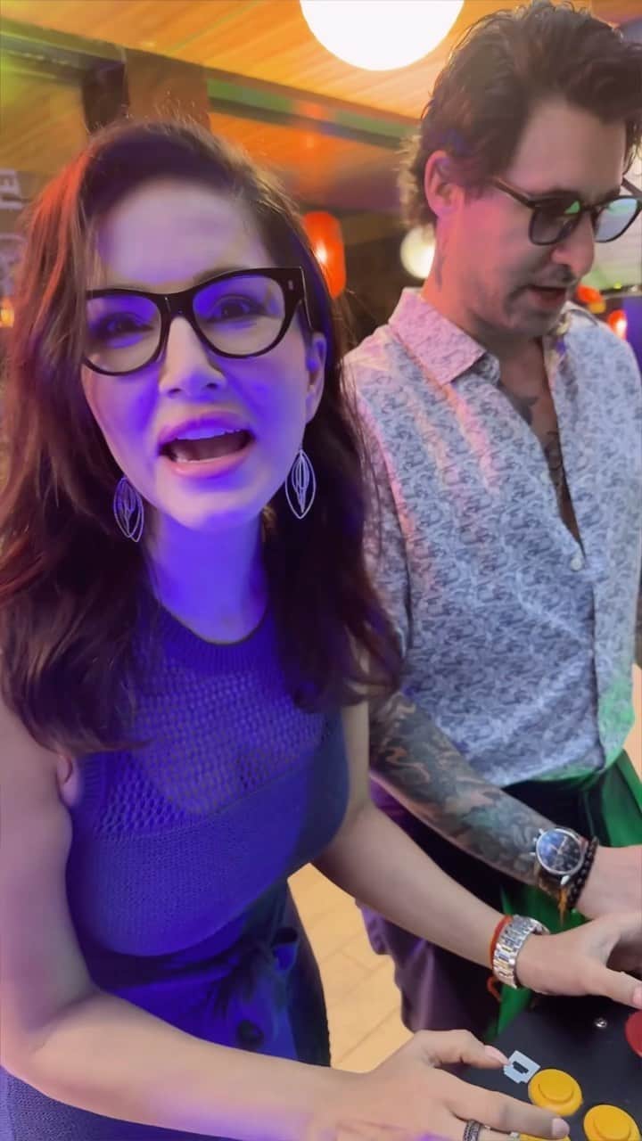 サニー・レオーネのインスタグラム：「Playing video games with @dirrty99 we both are not very good. Lol @cosmoindia」