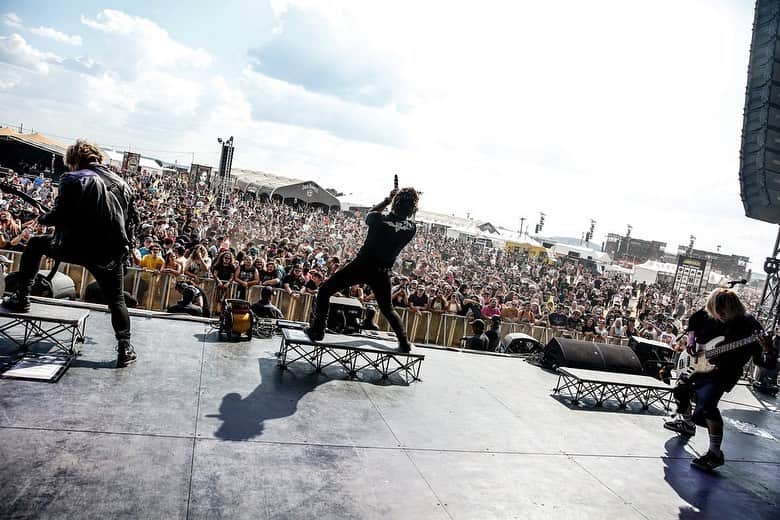 MAH さんのインスタグラム写真 - (MAH Instagram)「SiM US TOUR Day 20 at Louder Than Life Festival 2023 in Louisville, KY.  #SiM #SiMUSTOUR #PLAYDEAD #louderthanlife  📷 @koheisuzukiphoto」9月24日 4時50分 - mahfromsim