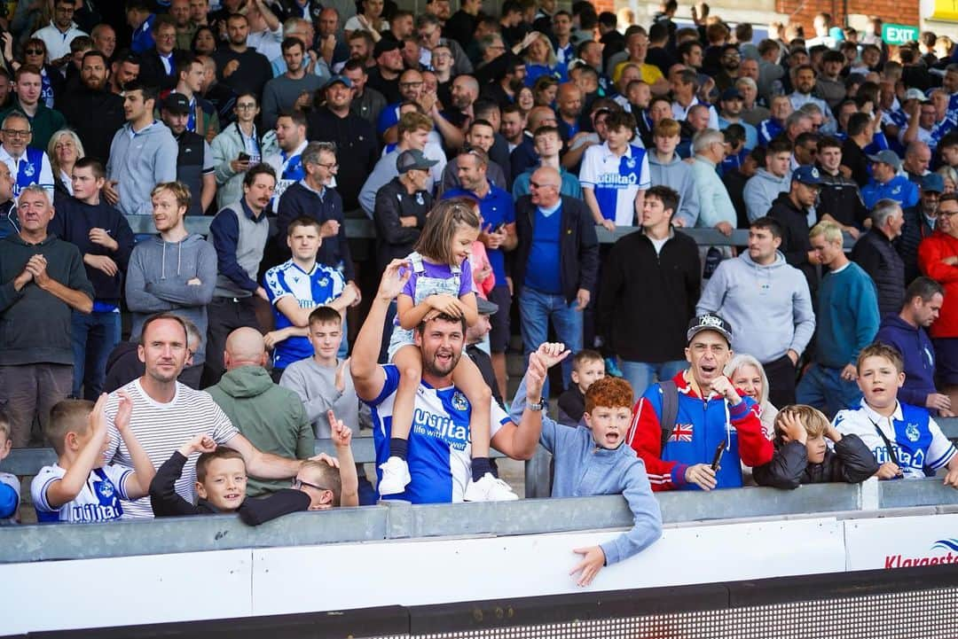 ジョーイ・バートンさんのインスタグラム写真 - (ジョーイ・バートンInstagram)「The atmosphere today was fantastic @official_brfc   Let’s make this place a Fortress now.   Great result and team performance.  Up The Gas 💪💙👍」9月24日 4時50分 - joey7bartonofficial