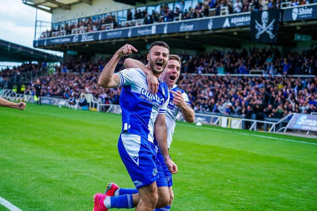 ジョーイ・バートンさんのインスタグラム写真 - (ジョーイ・バートンInstagram)「The atmosphere today was fantastic @official_brfc   Let’s make this place a Fortress now.   Great result and team performance.  Up The Gas 💪💙👍」9月24日 4時50分 - joey7bartonofficial