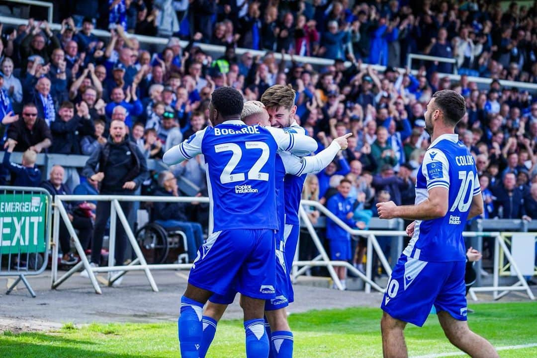 ジョーイ・バートンさんのインスタグラム写真 - (ジョーイ・バートンInstagram)「The atmosphere today was fantastic @official_brfc   Let’s make this place a Fortress now.   Great result and team performance.  Up The Gas 💪💙👍」9月24日 4時50分 - joey7bartonofficial