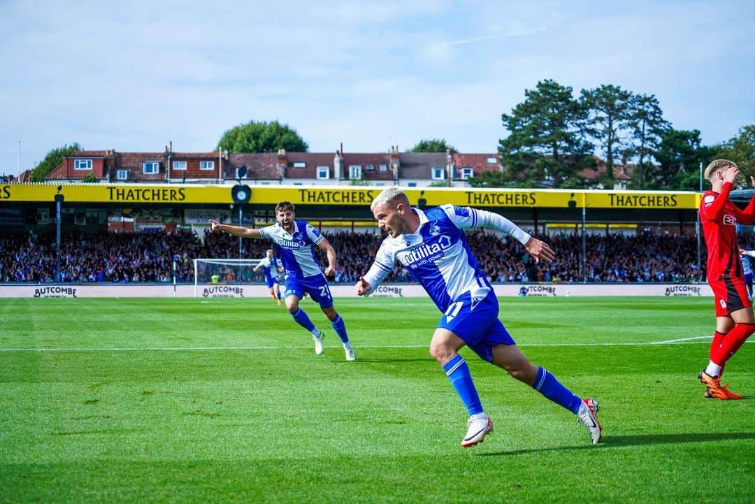 ジョーイ・バートンさんのインスタグラム写真 - (ジョーイ・バートンInstagram)「The atmosphere today was fantastic @official_brfc   Let’s make this place a Fortress now.   Great result and team performance.  Up The Gas 💪💙👍」9月24日 4時50分 - joey7bartonofficial