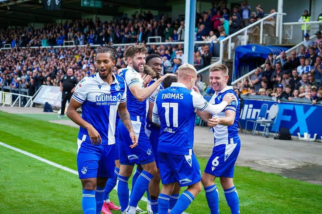 ジョーイ・バートンのインスタグラム：「The atmosphere today was fantastic @official_brfc   Let’s make this place a Fortress now.   Great result and team performance.  Up The Gas 💪💙👍」