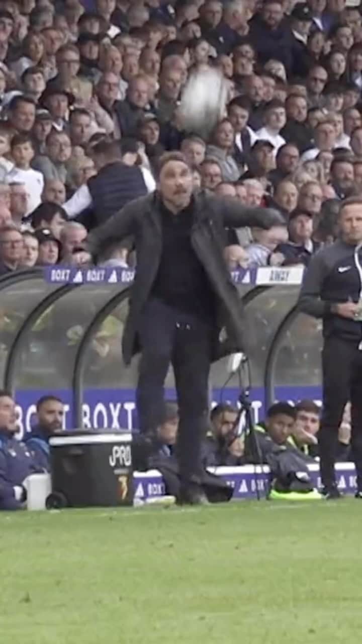 F2Freestylersのインスタグラム：「Who saw Daniel Farke touch today for @leedsunited ? 🤩  Remind you of The Tekky Gaffer from our @topeleven video? 😂  #football #soccer #LUFC #gaffer #manager #topeleven」