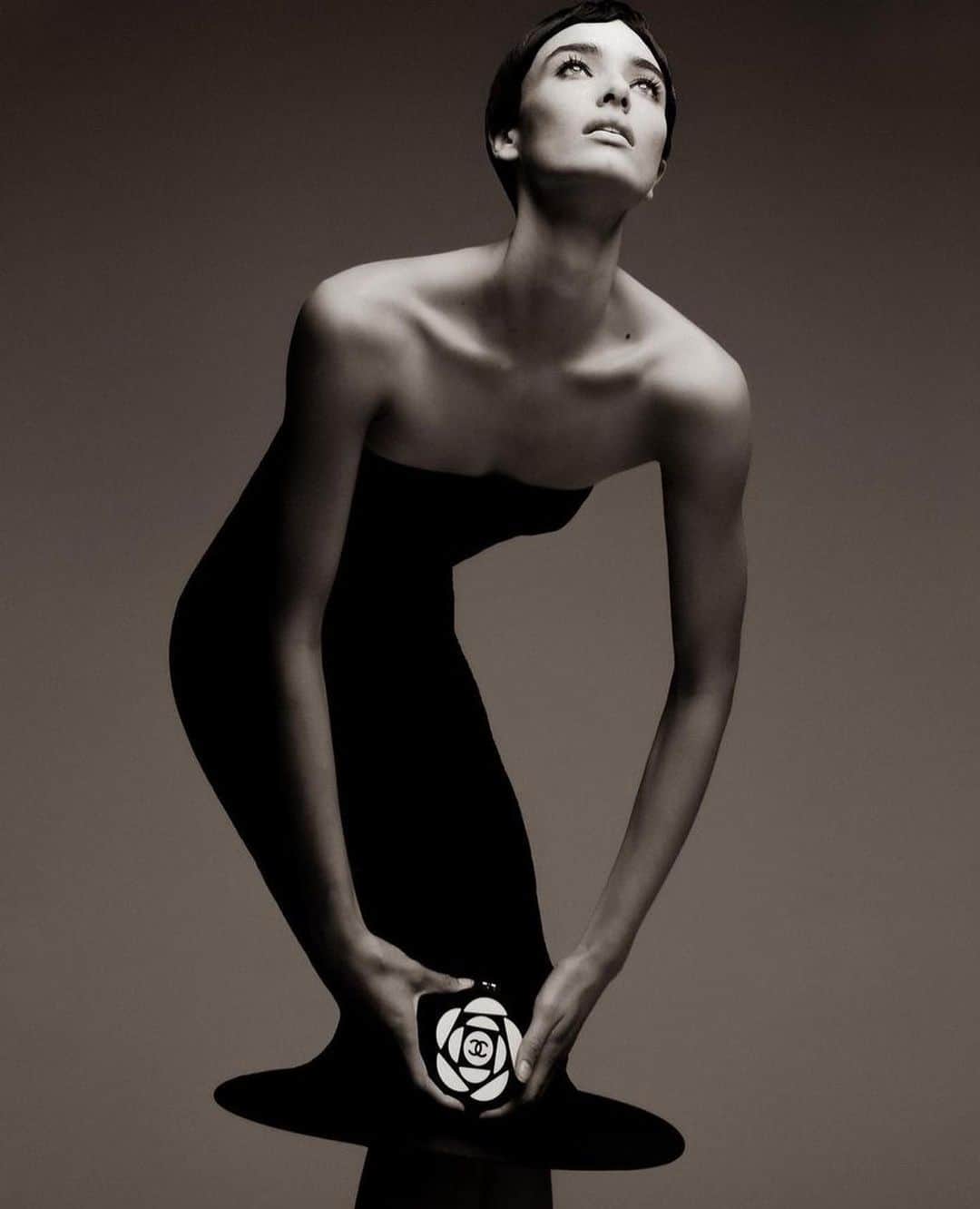 IMG Modelsさんのインスタグラム写真 - (IMG ModelsInstagram)「Très Chic. 🎹 @samantha__saba stars in the new @wonderland. 📷 @petros_koy 👗 @ayumiperry ✂️ @_andrewcchen_ 💄 @sophie_hartnett #IMGmodels」9月24日 4時51分 - imgmodels