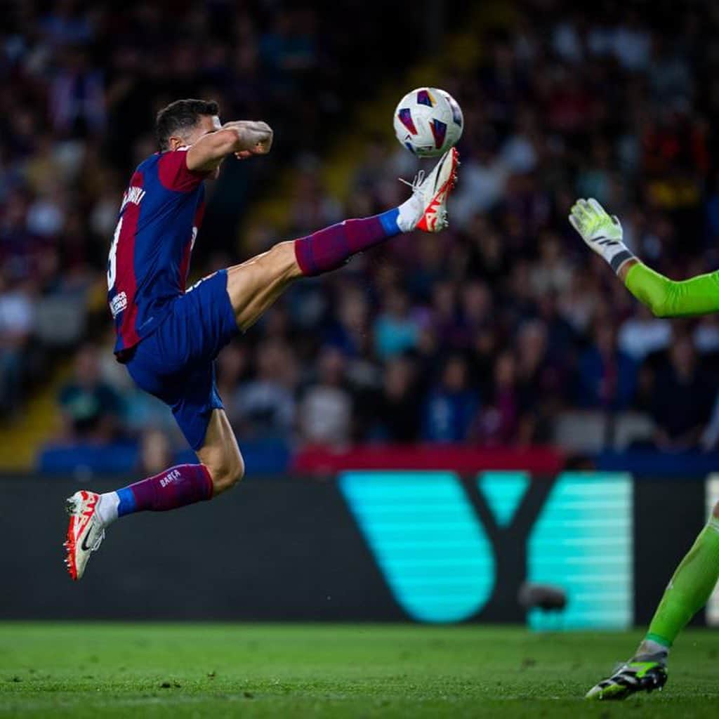 ロベルト・レヴァンドフスキさんのインスタグラム写真 - (ロベルト・レヴァンドフスキInstagram)「3:2  We are always fighting until the last minute 😎   @fcbarcelona」9月24日 4時53分 - _rl9