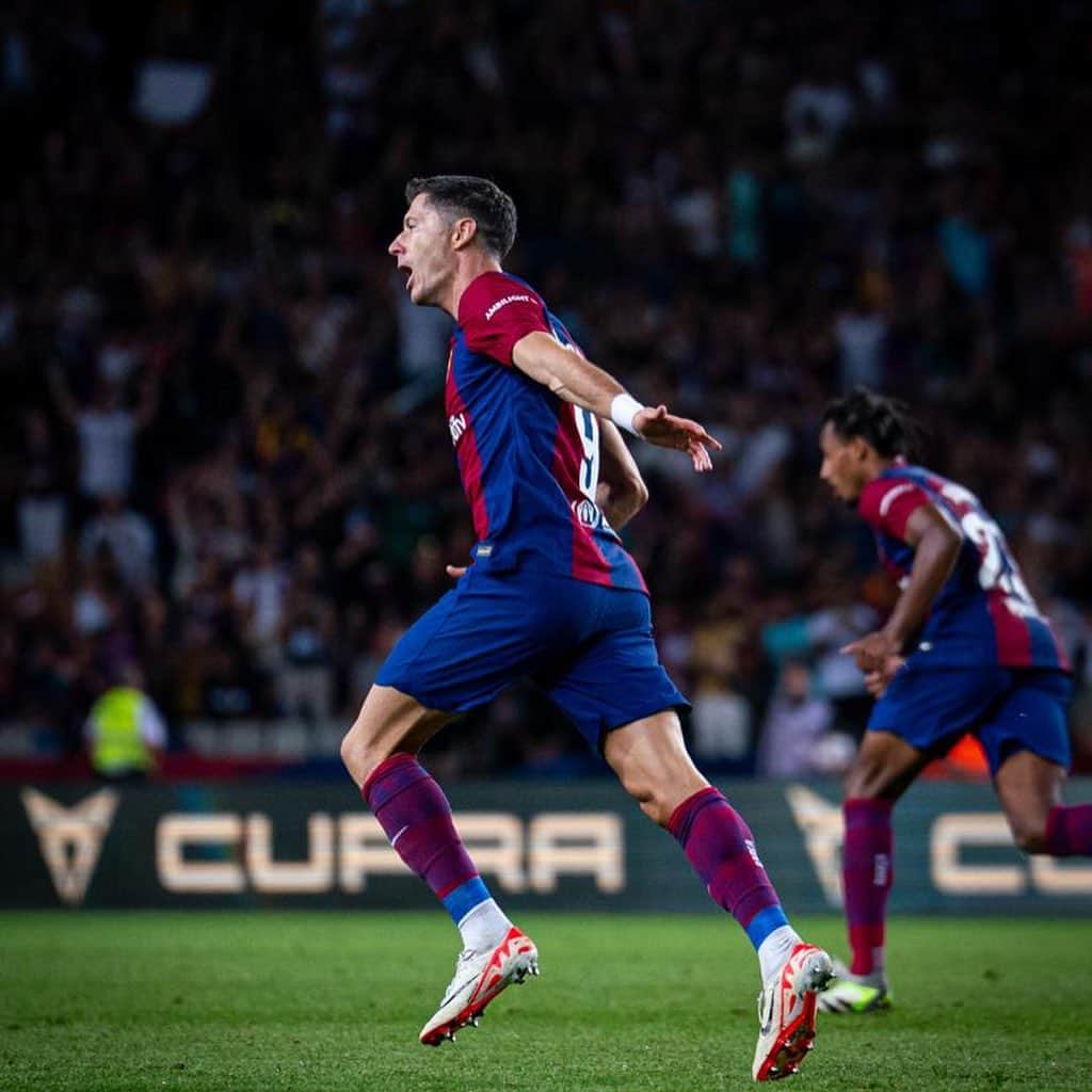 ロベルト・レヴァンドフスキのインスタグラム：「3:2  We are always fighting until the last minute 😎   @fcbarcelona」