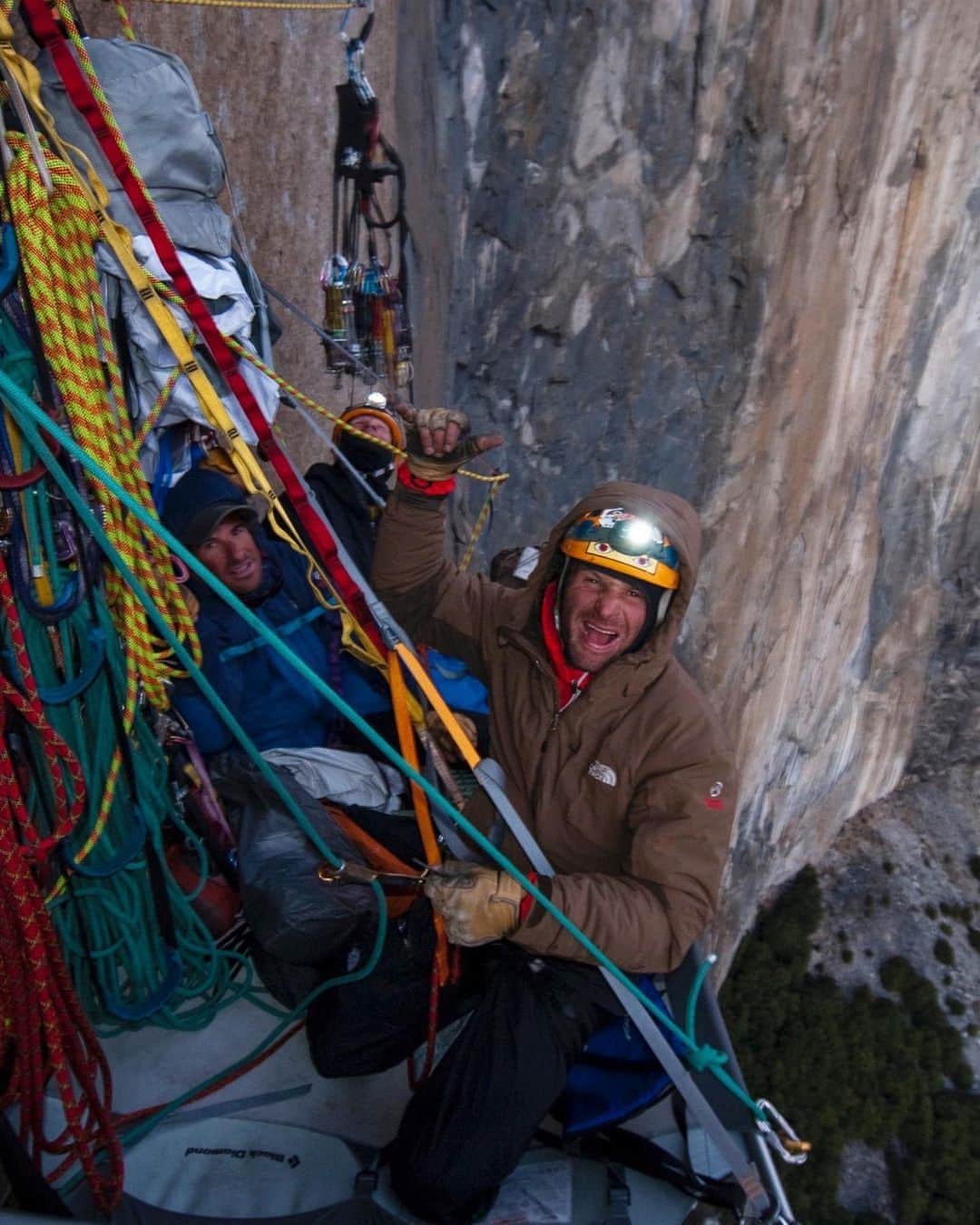 ジミー・チンのインスタグラム：「This is what you want to see after a long day hauling the pigs, building camp and 12 hrs of climbing. ⁣ @ivo_ninov with the endless stoke. ⁣ Pacific Ocean Wall, El Capitan, Yosemite Valley. ⁣ @conrad_anker @davehahn.climb」