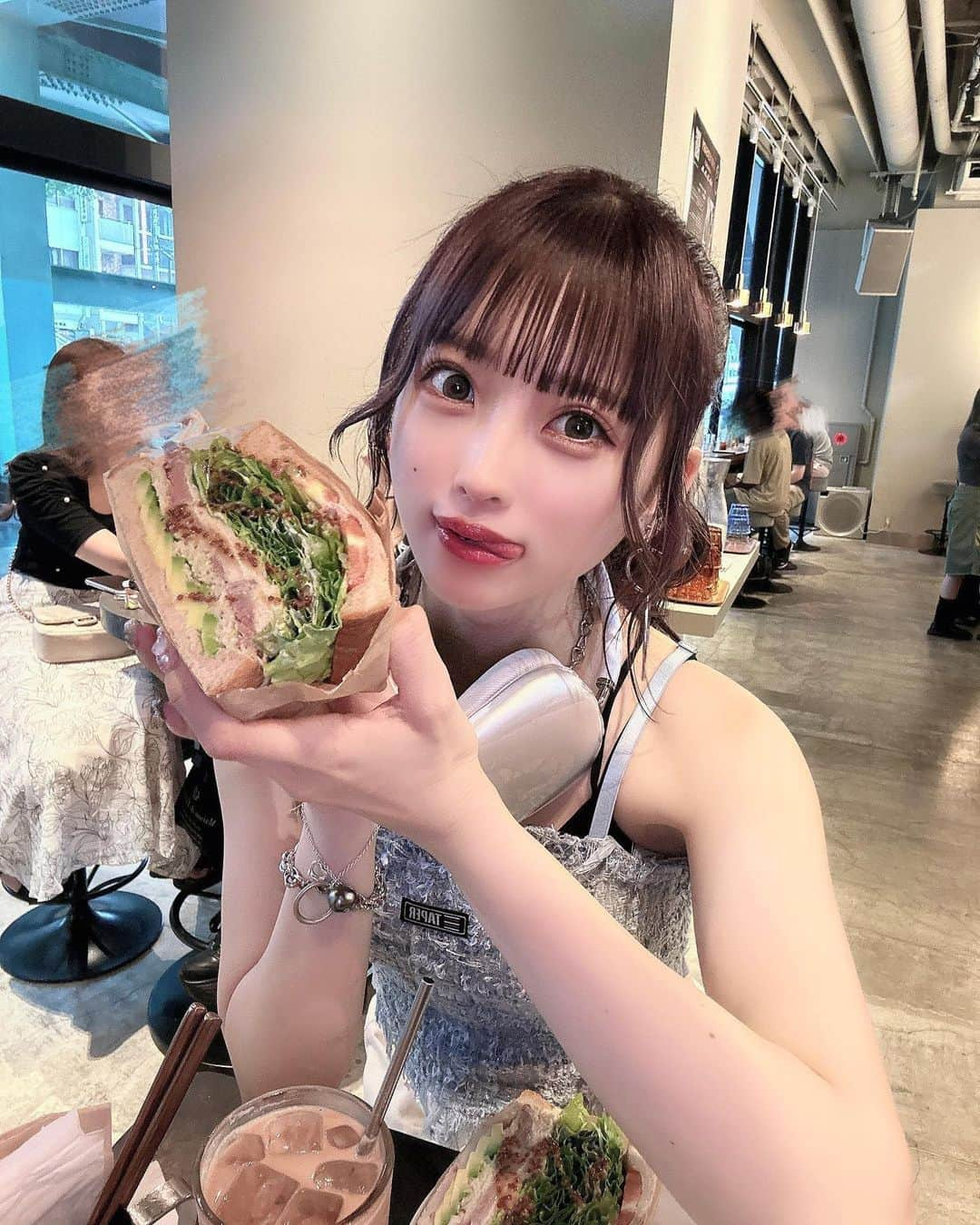 咲真ゆかさんのインスタグラム写真 - (咲真ゆかInstagram)「ここのサンドイッチめちゃくちゃ食べるのむずいねんけど好きで何回も行ってる、プロになってきた₍ ᐢ. ̫ .ᐢ ₎！  .  .  #selca #selfie #셀카 #셀카그램 #today #ootd #dailylook #instagood #instalike #instafashion #followme #outfit #今日のコーデ #ストリート系女子 #渋谷  #japanesegirl 　#地下アイドル  #地下アイドル好きな人と繋がりたい #アイドル #推してください #自撮り界隈 #ピープス女子 #ピープス　#渋谷カフェ #自撮り　#自撮り女子 #いいね返し　  #ストリートファッション　#韓国ファッション　#宮下パーク」9月23日 23時26分 - __sakumarumorimori