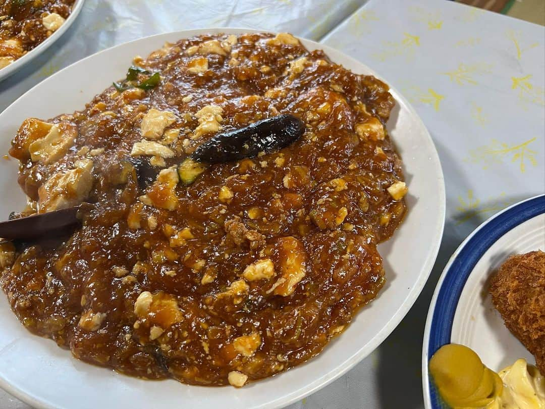 かこさんのインスタグラム写真 - (かこInstagram)「文福飯店さん🍚二度目の帰省🏠総重量が20kgを悠に超えていました😇✨選手紹介！ ⭐️トンカツ ⭐️メンチカツ ⭐️カレーパン ⭐️マグロカツ ⭐️ペコパンチ‼︎!はらぺこスペアリブ ⭐️冷やし肉うどん ⭐️ドドンパ ⭐️文福ブラックラーメン ⭐️麻婆茄子豆腐丼 ⭐️撮り忘れたシュウマイ😭 いつ来ても新しいメニューが食べられるの本当にすごい！！というよりもこの品数を作るとしちゃんさんと幸子さんが何よりもすごい…尋常じゃないスピードで尋常じゃない美味しい料理を提供してくださるの…すごすぎる🥹💕 カレーパン食べられると思ってなかったから運ばれてきた時めちゃくちゃ嬉しかった😭💓生地もっちもちで中のカレーはとろっとろ、具材はごろごろで角煮まで入っとる！！美味しいに決まっとるやつ！！肉うどんは隠れメニュー的な存在なんやけど、暑い日は冷やしにもしてくださるというお気遣い🥺うどんの喉越したまらんかったなぁ…。 もうすでに食べたくなっとる😇🩷 #文福飯店 #とんかつ #メンチカツ #カレーパン #マグロカツ #お刺身 #麻婆茄子豆腐 #スペアリブ #ドドンパ #シュウマイ #冷やし肉うどん #うどん #文福ブラックラーメン #ラーメン #먹방 #대식가 #먹팔 #먹팔해요 #먹스타그램 #大食い #双子 #はらぺこツインズ  #大胃王 #モッパン #ความตะกละ #Ham ăn #gula #デカ盛り #デカ盛りグルメ」9月23日 23時28分 - harapeko__kako