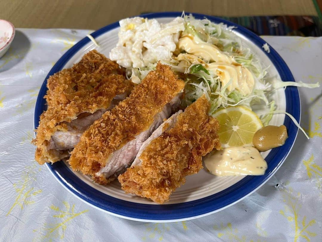 かこさんのインスタグラム写真 - (かこInstagram)「文福飯店さん🍚二度目の帰省🏠総重量が20kgを悠に超えていました😇✨選手紹介！ ⭐️トンカツ ⭐️メンチカツ ⭐️カレーパン ⭐️マグロカツ ⭐️ペコパンチ‼︎!はらぺこスペアリブ ⭐️冷やし肉うどん ⭐️ドドンパ ⭐️文福ブラックラーメン ⭐️麻婆茄子豆腐丼 ⭐️撮り忘れたシュウマイ😭 いつ来ても新しいメニューが食べられるの本当にすごい！！というよりもこの品数を作るとしちゃんさんと幸子さんが何よりもすごい…尋常じゃないスピードで尋常じゃない美味しい料理を提供してくださるの…すごすぎる🥹💕 カレーパン食べられると思ってなかったから運ばれてきた時めちゃくちゃ嬉しかった😭💓生地もっちもちで中のカレーはとろっとろ、具材はごろごろで角煮まで入っとる！！美味しいに決まっとるやつ！！肉うどんは隠れメニュー的な存在なんやけど、暑い日は冷やしにもしてくださるというお気遣い🥺うどんの喉越したまらんかったなぁ…。 もうすでに食べたくなっとる😇🩷 #文福飯店 #とんかつ #メンチカツ #カレーパン #マグロカツ #お刺身 #麻婆茄子豆腐 #スペアリブ #ドドンパ #シュウマイ #冷やし肉うどん #うどん #文福ブラックラーメン #ラーメン #먹방 #대식가 #먹팔 #먹팔해요 #먹스타그램 #大食い #双子 #はらぺこツインズ  #大胃王 #モッパン #ความตะกละ #Ham ăn #gula #デカ盛り #デカ盛りグルメ」9月23日 23時28分 - harapeko__kako