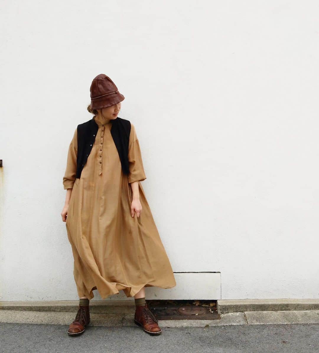 emiemieminkoのインスタグラム：「コーデ。 . ワンピース。 チョッキ。 三角帽子。 . なんとなくスナフキン系だね。 . . #秋コーデ #ワンピース#fashion #fashionstyle #えみちゃんのタンス」