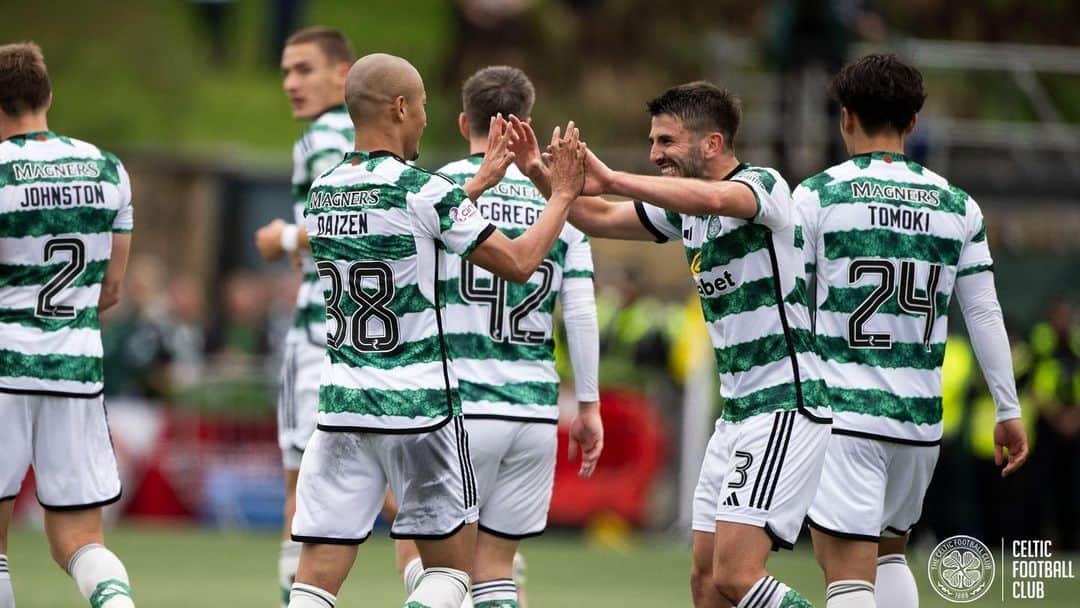 ジョー・ハートのインスタグラム：「What a team performance @celticfc 💚🍀 apologies for my red card but team and support showed what they are about … top top mentality 🍀」