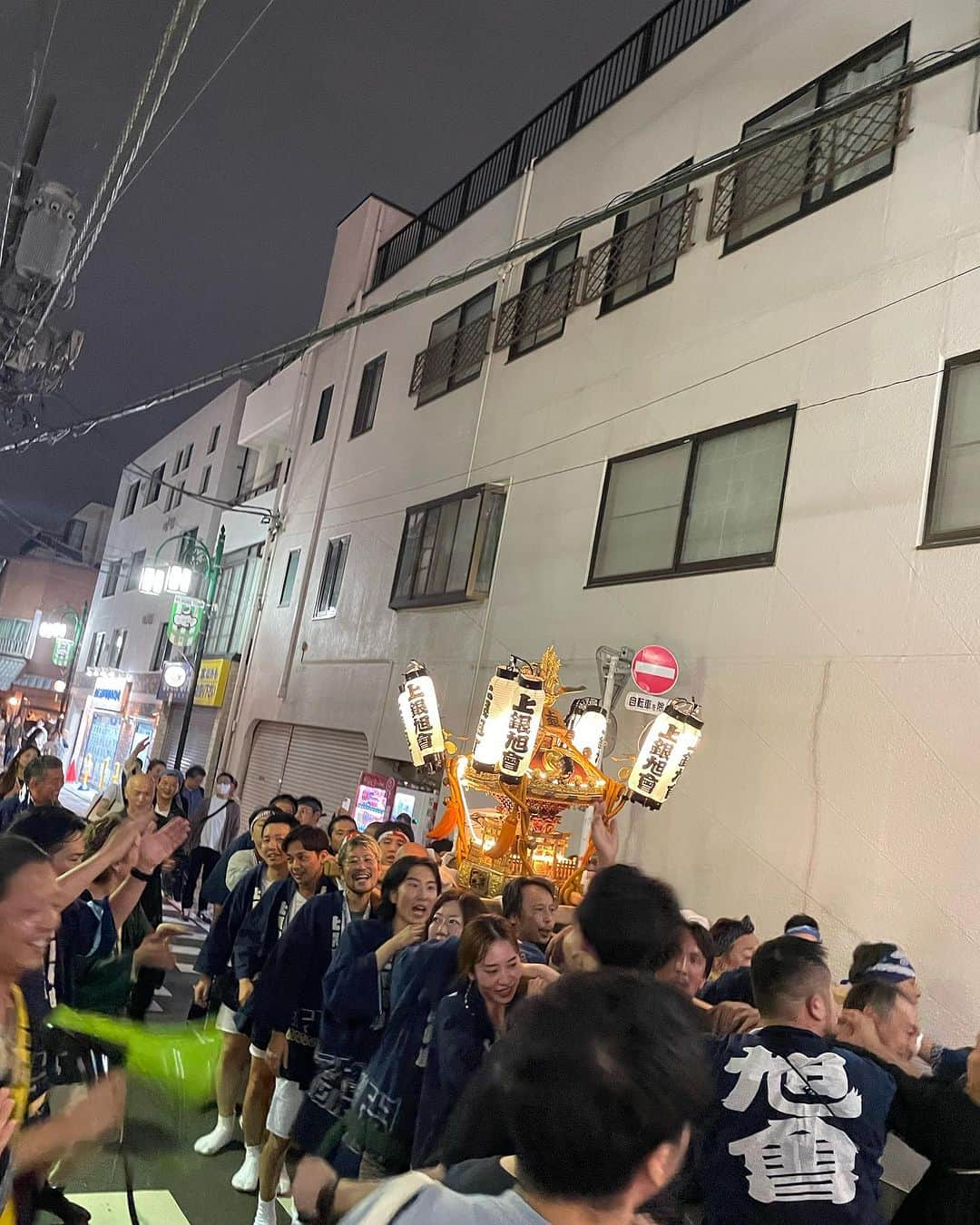 山本浩未さんのインスタグラム写真 - (山本浩未Instagram)「秋分の日 氏神様へお詣りに⛩️  人の出がスゴイ😅 屋台の数がスゴイ😅 ようやく鳴らせる様になってた社頭の鐘が嬉しい☺️  お詣り出来て良かったです🙏🏻✨  #秋分の日 #おはぎは食べた #神社の鐘 #御神籤 #御神輿」9月23日 23時38分 - hiromicoy