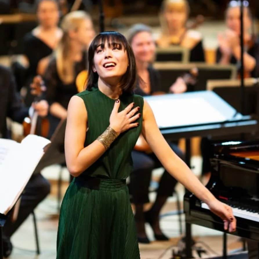 アリス＝紗良・オットのインスタグラム：「Thank you, Paris.  It was a very special moment for me yesterday to start my residency at @radiofrance with my dear friends @mikko_franck_ and @philharmoniquederadiofrance  📷 by @nicolasmathieu__」