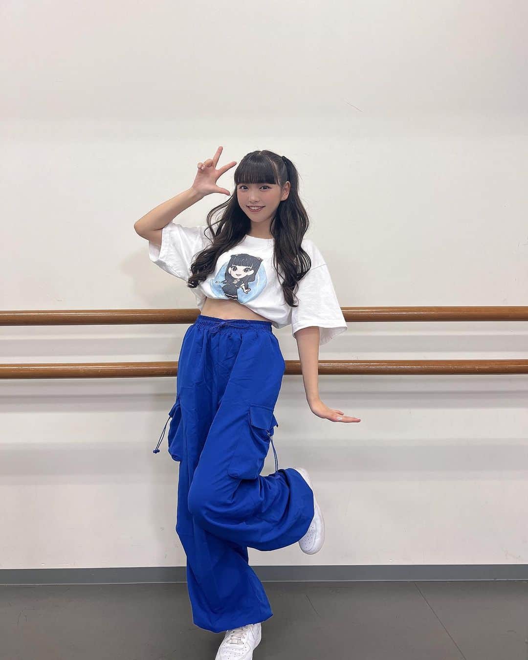のインスタグラム：「すきっちゅーの！の振り付けのなかに ヒロインは平均以下。の振り付け入ってるのしってるー？👧🏻💙 ･   #Tシャツ #イラスト  #カーゴパンツ #スニーカー #ハーフツイン #巻き髪 #ダンス  #ダンス動画  #ootd  #ひめりの私服はこれだ  #ぱっつん前髪」