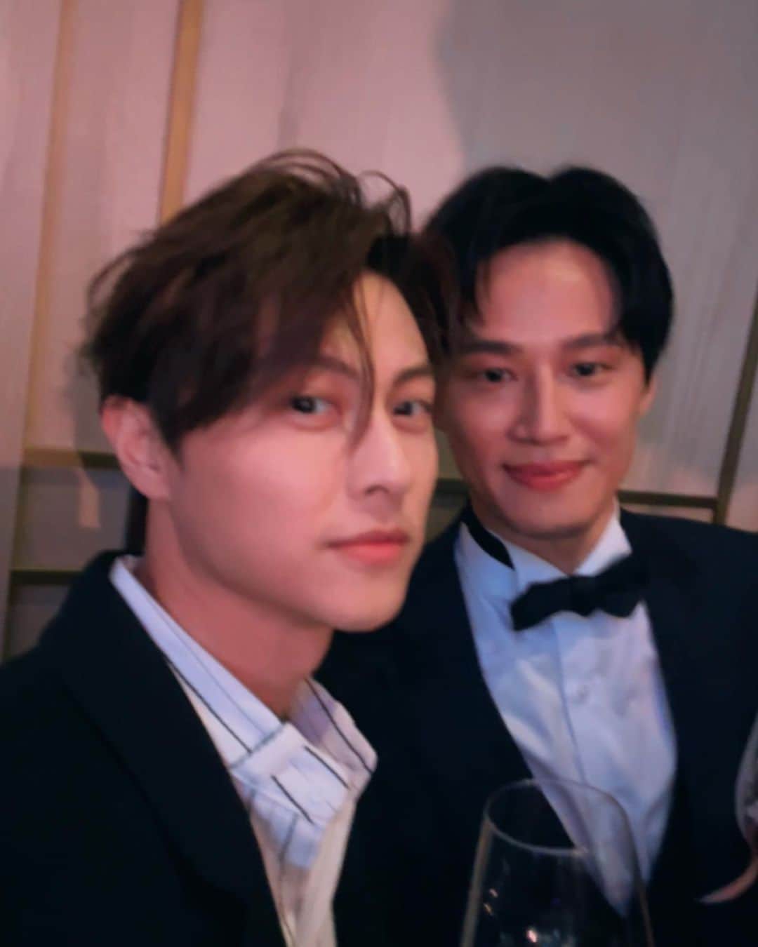 プリンス・チウのインスタグラム：「Happy  Wedding bro @kungfupoker  超替你開心 ㄧ直的開心幸福下去🎈 @real.soa 從求婚到整個婚禮布置 影片 都超級浪漫有質感 果然是有品味的好男人 帥翻啦👩‍❤️‍👨」