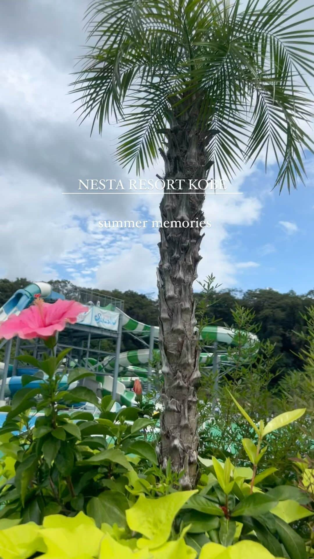 akiiiii1025のインスタグラム：「⁡ 2023.9.15〜16 ⁡ 先週末、今年最後の夏の思い出に  @nestaresortkobe へ🌴 ⁡ 去年も同じ9/15にネスタのプールに遊びに行って 長男が"1番楽しかった❣️"って言うぐらい 気に入って"来年も絶対行こな〜"って話してて 今年は1泊2日のお泊まりで行ってきました🫶 ⁡ 去年平日行ったらガラガラで スライダー滑り放題、キッズエリアも遊び放題が最高だったので今年もそれ狙いで平日の1日目をプールへ🐳 今年も同じくガラガラでめちゃくちゃ楽しめました✌️💕 ⁡ 夕方までプール楽しんだ後は 2階建てバスに乗ってBBQへ🍖 味もボリュームも文句なしで雰囲気も良く、 施設内に公園があってこどもたちが遊べたのも めっちゃ良かった〜👦🏽👦🏽🌳 ⁡ 2日目は楽しみにしてたアクティビティ🏄‍♀️ キャニオンドロップ、スカイイーグル、ニジマス掴み、 バギー、アスレチック、室内遊びに 家族みんなで大満喫👨‍👩‍👦‍👦✨ ⁡ 2日目は3連休初日やったから混むかな？と 思ってたけどスタッフの方もびっくりするぐらいの 空きようでほぼどれも並ばずに体験できた🥹👏 ⁡ 4、5歳〜できるのがたくさんあって 長男めちゃくちゃ楽しんでました👦🏽✌️ 次男は動物の餌やりや触れ合いをやらせてあげようと思ってたけど、お昼寝しちゃってタイミング合わず…💔 ⁡ 長男メインで動いてたけど、 👨🏽👩🏽も交代でスカイイーグル体験したり🦅 ↑これほんま気持ちよかった〜😆 スタートするまでドキドキやけど、 いざスタートしたら鳥になった気分で 自然と手広げてた🤣w キャニオンドロップでびっちょびちょなったり🌊 大人も全力で楽しんだ〜🤘🤍 ⁡ アクティビティ楽しんだ後は最後に 別館の延羽の湯の温泉に入って汗を流して リフレッシュしてから帰路へ🚗 ここの温泉が去年入ってめっちゃ良くて🫶 (露天風呂がめちゃくちゃ広くて充実してる🥺💕) 👨🏽は温泉だけ入りにここに来てもいいと言うぐらい 気に入ってる♨️笑 ⁡ 帰りの車では何回も"ネスタリゾート最高❣️"って みんなで話しながら帰った🫶 来年もまた行くぞ〜🏃‍♀️💛← ⁡ 以上、夏の思い出の記録でした✍️ ⁡ ⁡ ⁡ ⁡ #nestaresortkobe#pool#kobe#bbq #ネスタリゾート#ネスタリゾート神戸#家族旅行 #プール#関西プール#神戸プール#アクティビティ #関西ママ#大阪ママ#北摂ママ#ママライフ#夏の思い出 #男の子ママ#兄弟ママ#2児ママ#2歳差育児 #こどものいる暮らし#子連れ旅行#子連れ旅 #夏コーデ#こどもとおでかけ#関西おでかけ」