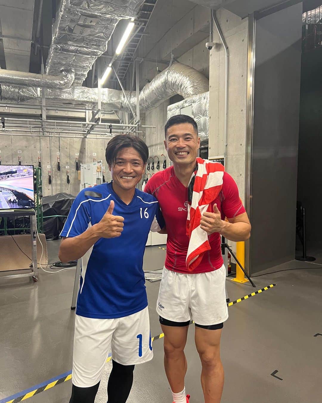 山田章仁のインスタグラム：「真剣勝負のあとはパシャリよ📷✨ また新しいアスリート仲間にも出会えたし最高やん☺️ でもやっぱり北九州のパイセンには負けれんちゃ！ @yoshito13  #おかえり体育会tv」