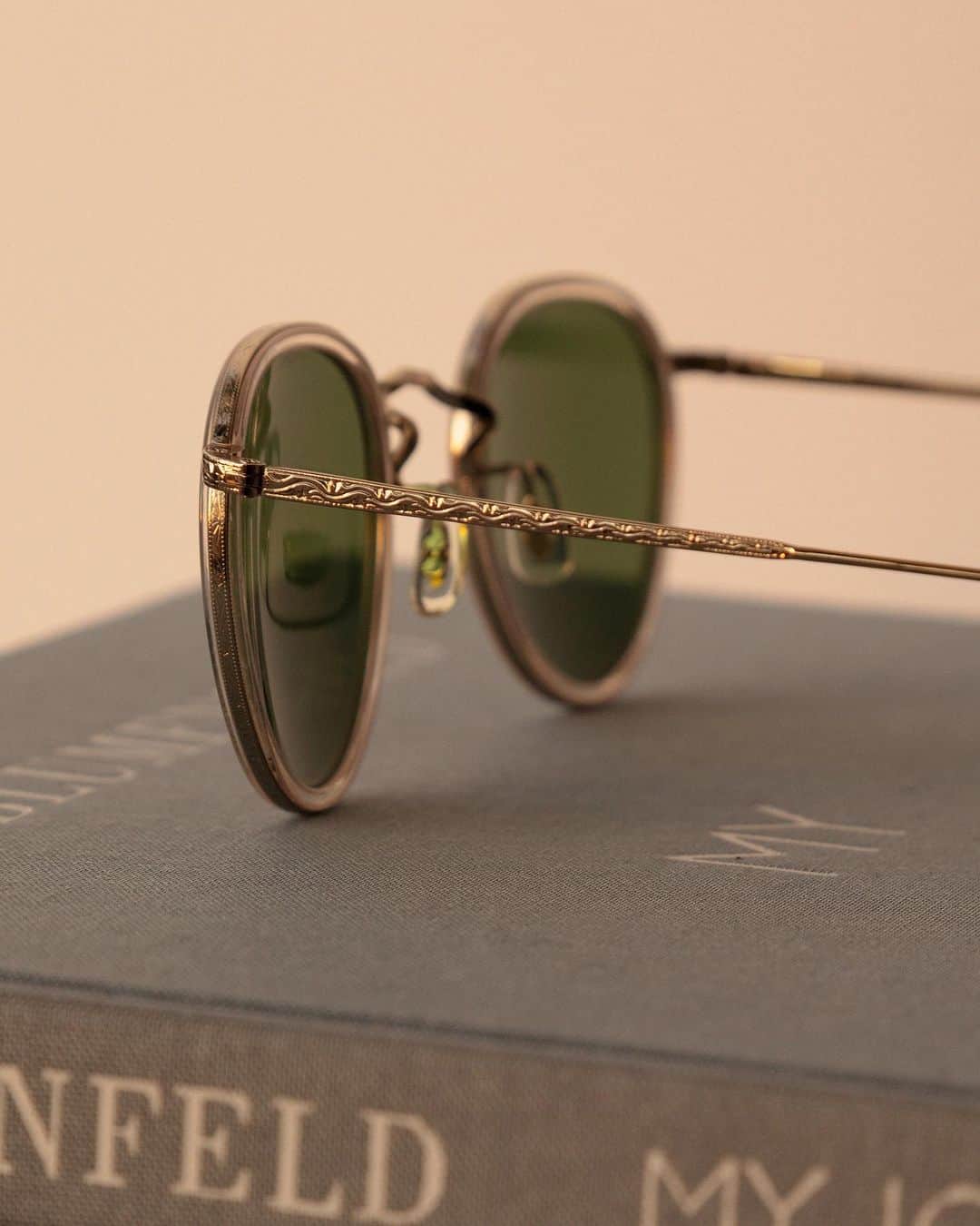 オリバーピープルズのインスタグラム：「Design codes that go beyond logos. #OliverPeoples frames are adorned with exquisitely crafted filigrees inspired by vintage motifs.」