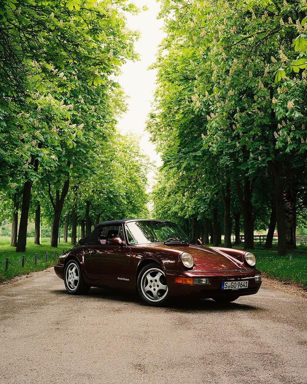 Porscheのインスタグラム：「Hi, I’m Willem Verbeeck, a Belgian photographer based in Los Angeles. I’ve been working with some kind of camera for as long as I can remember. Back home in LA, I’m either walking around looking for my next photo or in my garage working on one of my projects. Porsche invited me over to Stuttgart for its 75th anniversary, where I was given an access-all-areas tour. It was the perfect chance to combine both of my passions: photography and cars. I spent the week in awe of some of its incredible workshops, secret archive rooms and, of course, driving a few of its very special cars. Check out the video I made exploring the inner workings of Porsche. Link in bio.」