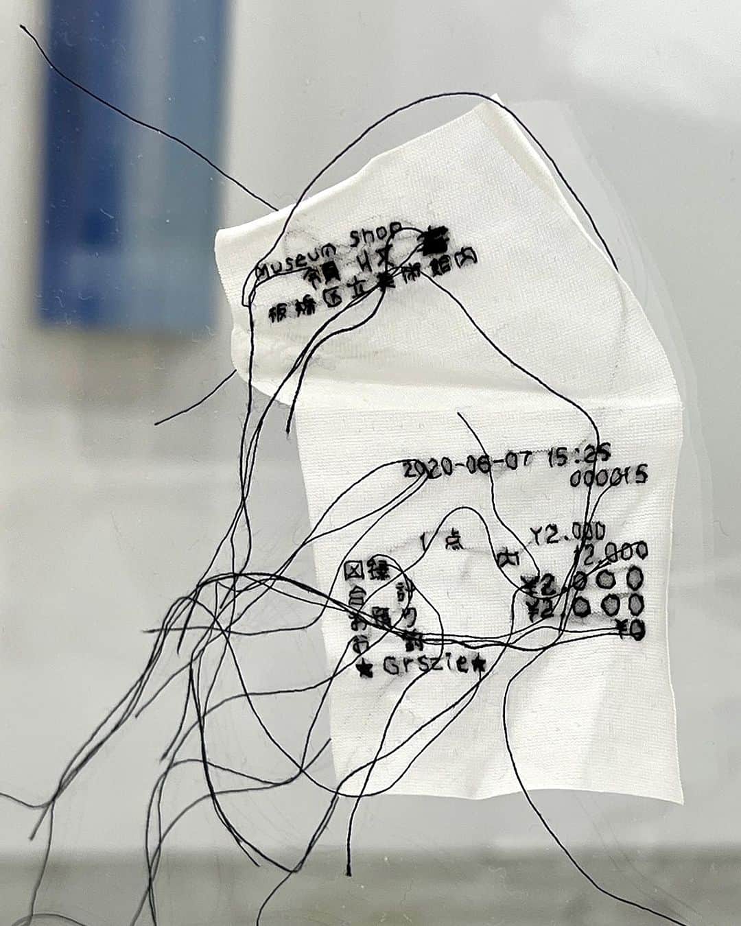 sunday_722さんのインスタグラム写真 - (sunday_722Instagram)「* * ART FAIR ASIA FUKUOKA2023 去年に引き続きボランティア！ アジアの素晴らしいアートがずらり。 * 私が何度も福岡で作品展をして欲しいと リクエストをしていた憧れのアーティスト YU SORAさんの作品を やっとこの目で見る事ができました。 * 凄い、本当に凄い作品でした。 一体どうやって最初の形成部分が出来ているんだろう 何度見ても本当に素晴らしいんです。 * ボランティア終了時間に再度行ったら 欲しかった作品は既に完売！ メガネと鉛筆のセットが欲しかった 絶対、コレクションにしたい素晴らしい作品！ 次はご縁がありますように！ * 明日も会場にボランティアで入ります。 * * Device: iPhone13pro APPs: Snapseed, * #刺繍 #実物大 #感動 #Art #AFAF #AFAF2023 #マリンメッセ福岡 #YUSORA #憧れのアーテスト #SPiCollective #ShotOniPhone #indies_gram #igresjp #instagramjapan #ig_photooftheday #gominimalmag #mobgraphyworld #worldmobilephotography #mwjp #mobiography #jj_mobilephotography #mobgraphyworld #tv_pointofview #ボランティアスタッフ  #時計 #メガネ #鉛筆  #レシート #ハサミ」9月23日 23時54分 - sunday_722