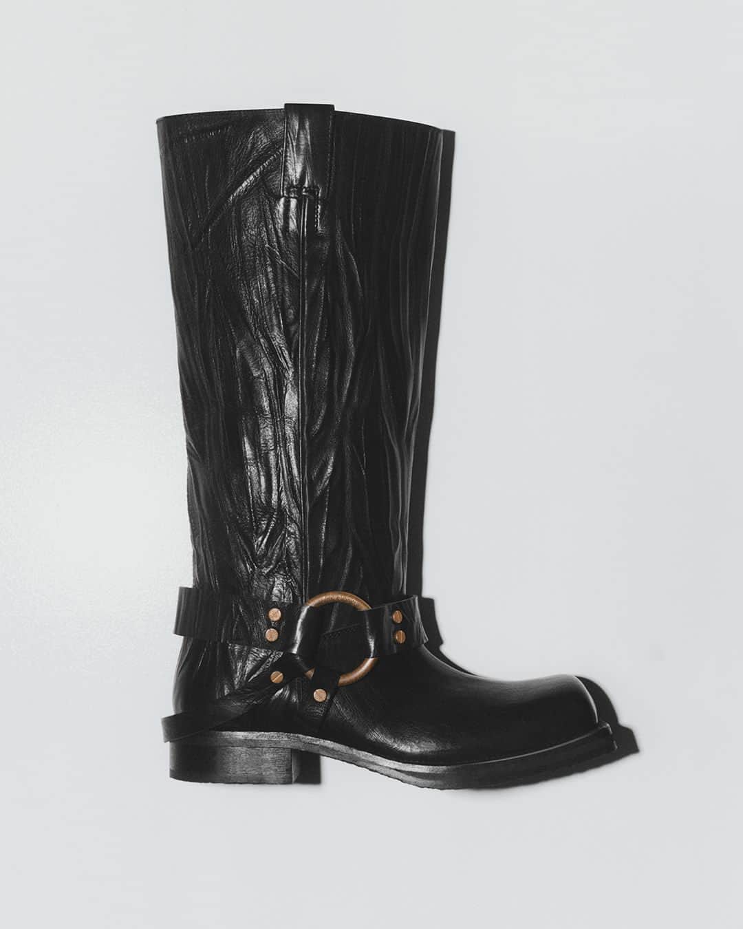Acne Studiosさんのインスタグラム写真 - (Acne StudiosInstagram)「Toughened up, the FW23 season’s biker boots in crinkled leather. Discover new footwear in store and online now.⁣  ⁣ Photographer: #JeanMarieBinet (@JimBiners)⁣⁣ Set designer: #AliceKirkpatrick (@Alicekpk)⁣」9月24日 0時00分 - acnestudios