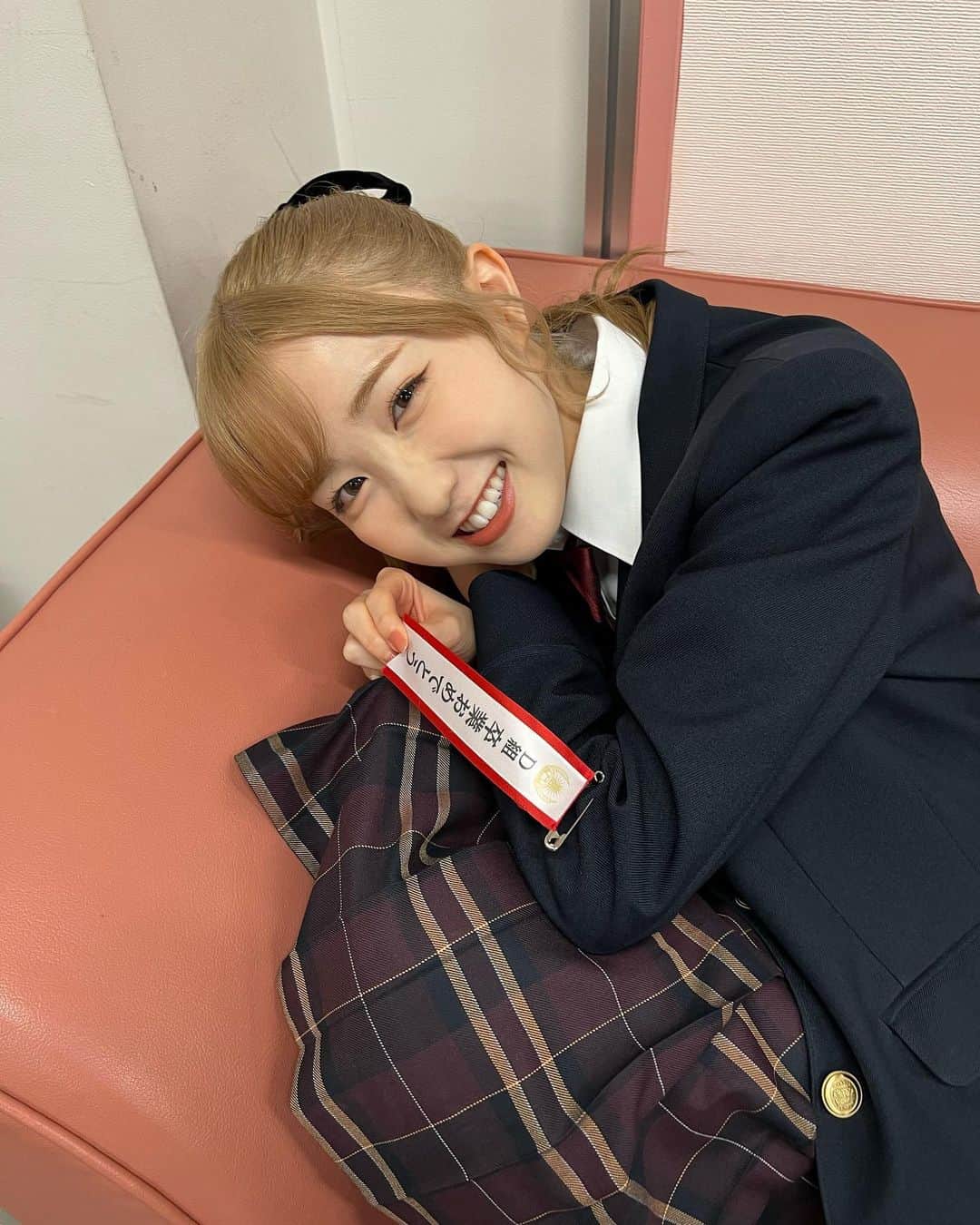 のインスタグラム：「.  『最高の教師 1年後、私は生徒に■された』  最終回までご視聴いただきありがとうございました。 無事3年D組 卒業できました🎓  なんだかちょっぴり寂しいですね。。  約4ヶ月間、江波美里を通して沢山の学びと経験、刺激を 得ることができ、そんな環境に感謝の日々でした。  自分自身について、生きることについて、 たくさん向き合い、たくさん考えさせられました。  まだまだ経験不足で未熟者ですが、どの瞬間も 本気で立ち向かい、最後まで走り続けられた自分に今だけは「よくがんばったね」と声を掛けてあげたいです😌  最終回まで見届けてくださった皆さん、 私たちに全てを捧げてご尽力くださったスタッフの皆さん、尊敬する素敵な俳優の皆さん、 貴重な日々を本当にありがとうございました。  毎週視聴者の皆さんからいただくお言葉が とても嬉しく励みになりました。 感謝です。  九条先生のクラスで、3年D組のみんなと卒業できて 心からよかった🎓  美里はこれから先もずっと、 私の心の中で生き続けています。  この作品が1人でも多くの方に届きますように。  #最高の教師 @saikyo_ntv」