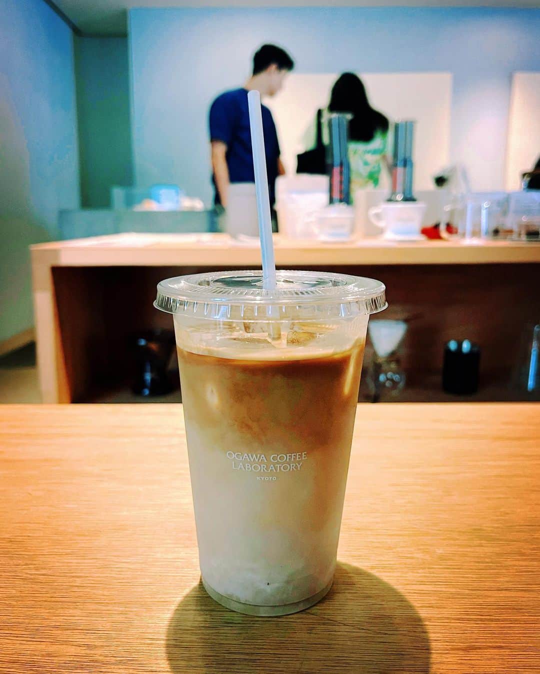 のインスタグラム：「朝活からのコピ活。  久しぶりの来店！  居心地の良さは、ずっと変わらず。  コーヒー豆の匂い漂う洗練された空間。  テイクアウト用にしてもらいつつ、店内で束の間の休憩。  海外からお越しのファミリーと交流。  キッズ、私のこと子供だと思って、シンパシー感じてくれたんだろうな。  意気投合して、ずっとこちらのテーブルで私の相手をしてくれていました。  So cute!! Be careful! Oh!!Good guy!! Thank you so much!! Have a good day!!  限られた言葉だけど、ちゃんと伝わった実感があって、その日は一日、とても良い日になりました。  ⌘＿＿＿＿＿＿＿＿＿＿  先週から朝活でトレーニングをはじめたという話を投稿したのですが、それからいろんなものが巡っているような気がして、とても、とっても…。  ポジティブに、より一層、磨きがかかっちゃうし、身体の循環も良くなって、肌の調子も良い気がするし、物事の巡りの良さも、実感として残ってるんですよね。  あとは（いまはなき）筋肉と会話をしながら、来る日に備えて、結果がつながっていくように頑張ります。」