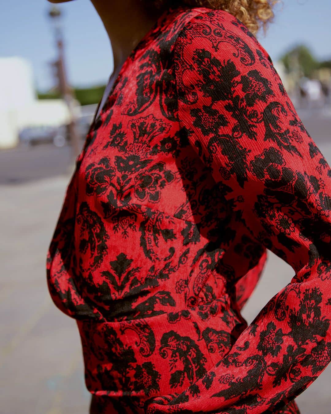 のインスタグラム：「Le rouge s'annonce comme LA couleur d'une saison à l'allure flamboyante ♥️ Sur Hanna, on retrouve notre robe longue fendue à l'imprimé noir et rouge : un coup de cœur assuré ! Vous aimez ?  #MorganDeToi #NouvelleCollection #NewCo #ComingSoon」