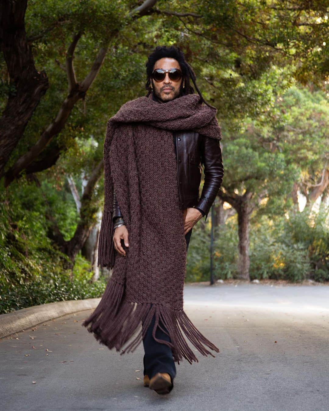 レニー・クラヴィッツのインスタグラム：「The Big Scarf 2.0 TikTok @LennyKravitz 📸: @rossss_mia」